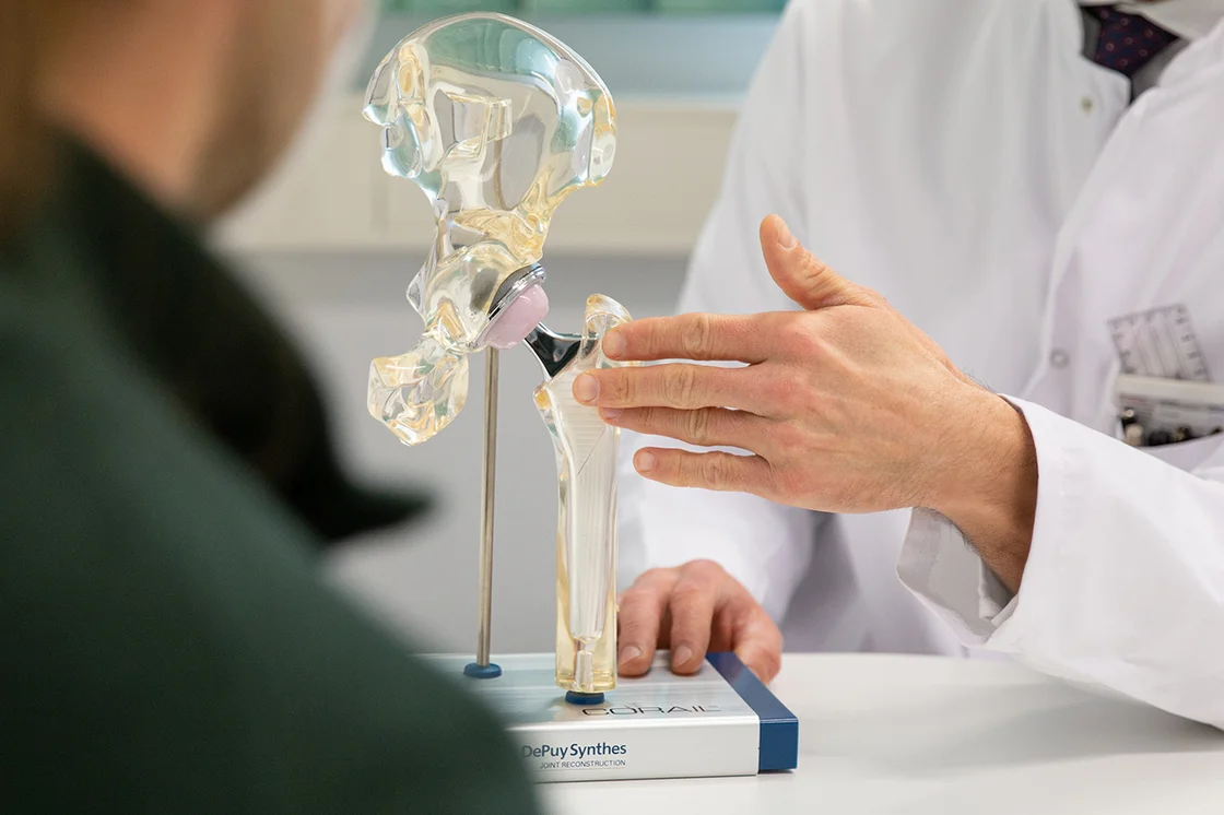 mediTALK: Moderner Gelenkersatz – wie Sie schneller wieder fit werden