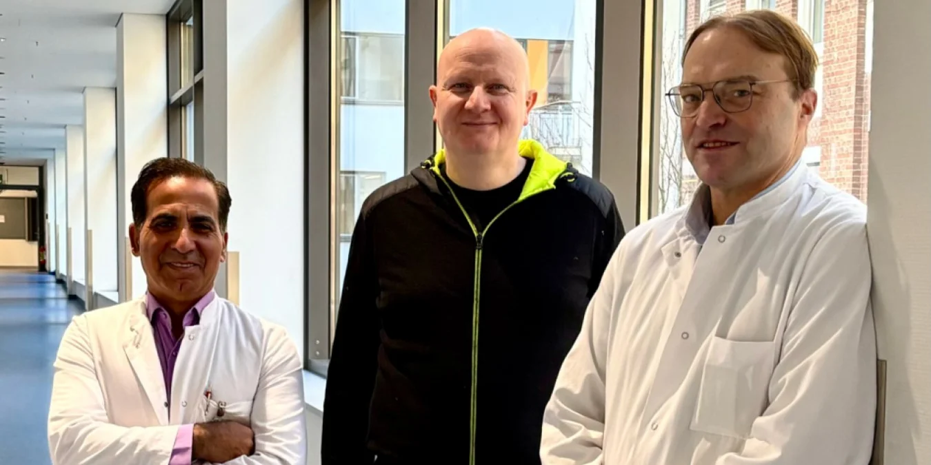 Prof. Dr. Alexander Albert, Klinikdirektor der Herzchirurgie, mit Patient Lars Fiore und Dr. Ahmad Abugameh, leitender Oberarzt der Herzchirurgie