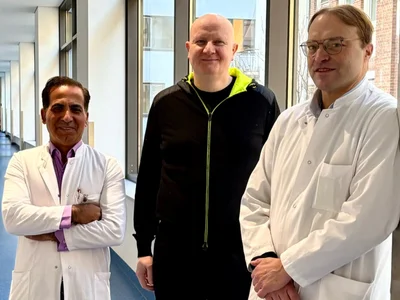 Prof. Dr. Alexander Albert, Klinikdirektor der Herzchirurgie, mit Patient Lars Fiore und Dr. Ahmad Abugameh, leitender Oberarzt der Herzchirurgie