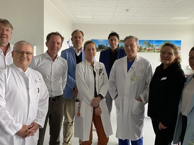 Mitarbeitende und Gäste feierten gemeinsam mit den leitenden Ärztinnen und Ärzten und Klinikum-Geschäftsführer Prof. Dr. Dr. Stefan Haßfeld die offizielle Eröffnung der neuen Onkologischen Ambulanz NI7 im Klinikzentrum Nord. 