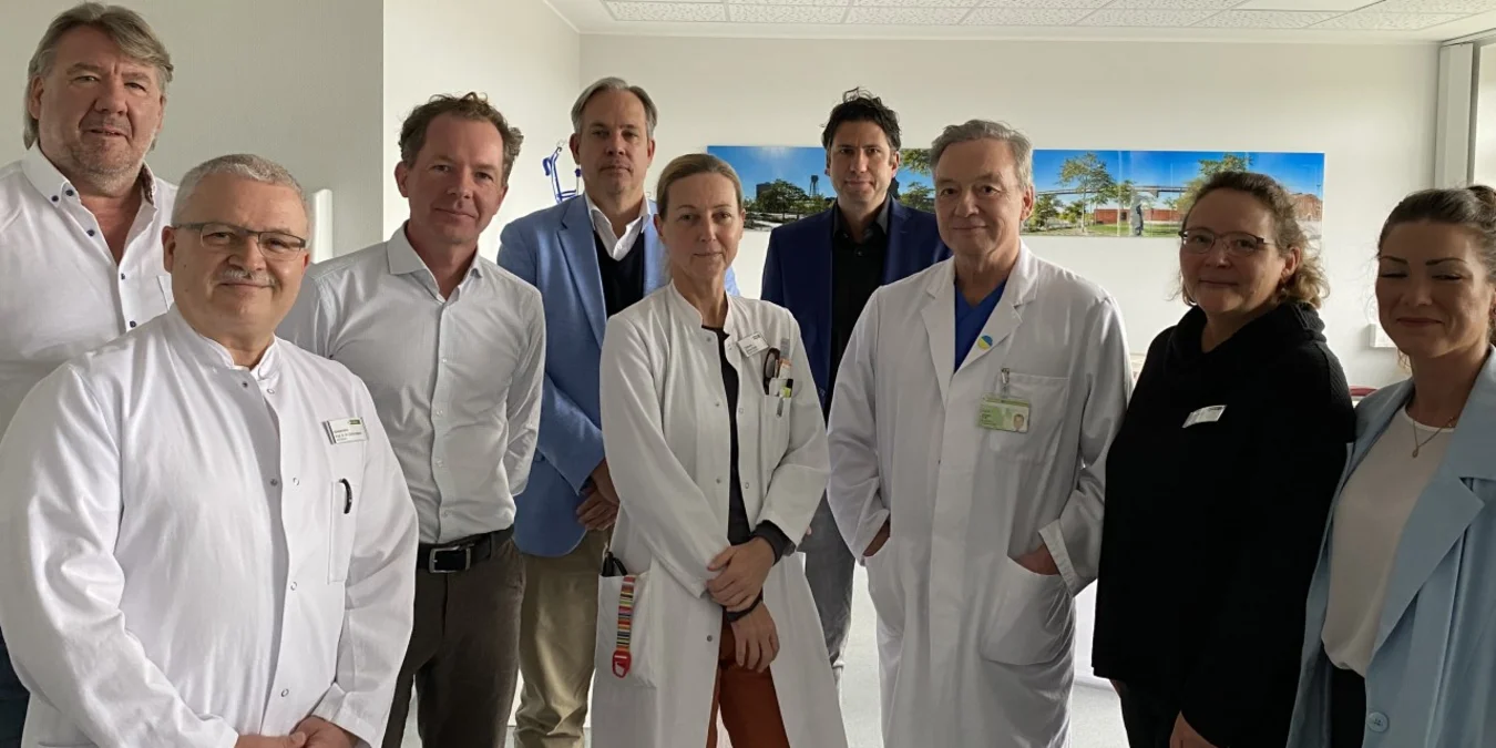 Mitarbeitende und Gäste feierten gemeinsam mit den leitenden Ärztinnen und Ärzten und Klinikum-Geschäftsführer Prof. Dr. Dr. Stefan Haßfeld die offizielle Eröffnung der neuen Onkologischen Ambulanz NI7 im Klinikzentrum Nord. 
