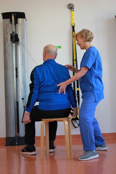 Bild zeigt Patient an einer Seilzugmaschine