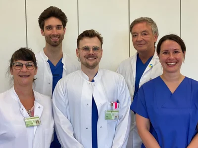 Bild zeigt Klinikdirektor Prof. Dr. Truß, Dr. Linda Busse, Carsten Schwarzer, Julia Frehse, Dr. Jakob Michaelis und Julia Neumann, die die Studie PRO-P im Prostatakarzinomzentrum betreuen.