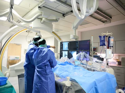 Prof. Dr. Stefan Rohde mit einem Kollegen in der Angiografie des Klinikums Dortmund