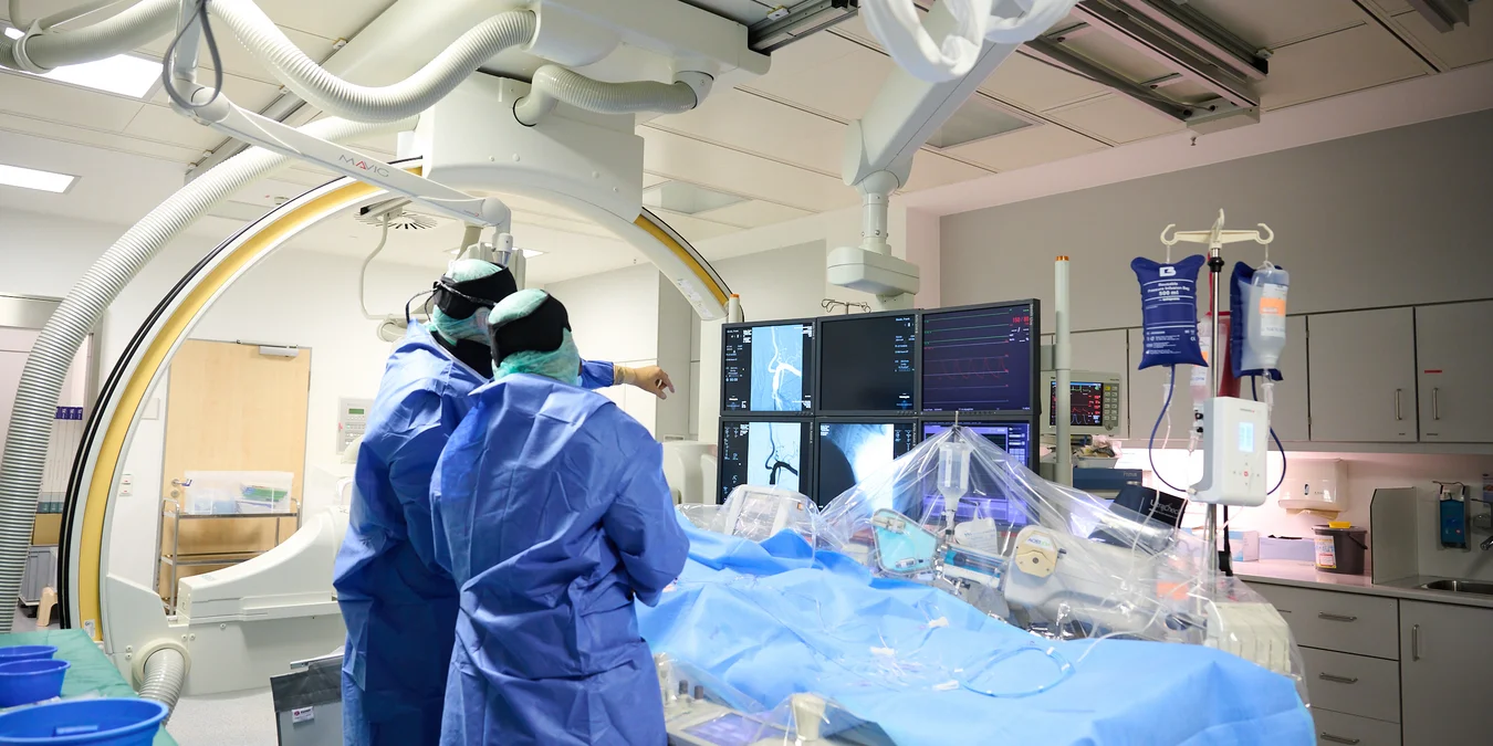 Prof. Dr. Stefan Rohde mit einem Kollegen in der Angiografie des Klinikums Dortmund