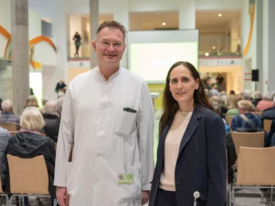 Dr. Kirstin Kimm, leitende Oberärztin und Diabetologin, und Prof. Dr. Thomas Reinbold, Direktor der Klinik für Geriatrie
