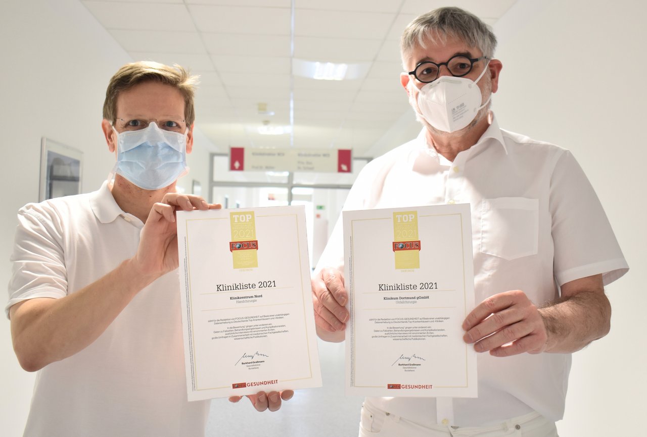 Bild zeigt zwei Ärzte mit je einem Zertifikat