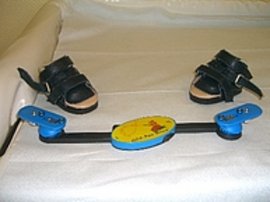 Bild zeigt Alpha-flex-Schiene mit Schuhen