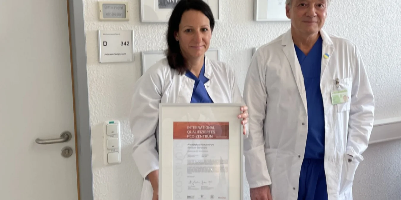 Bild zeigt Dr. med. Sarah Fladung, Fachärztin für Urologie und Prof. Dr. Michael Truß, Direktor der Klinik für Urologie mit der Auszeichnung „International qualifiziertes PCO-Zentrum“