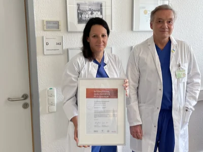 Bild zeigt Dr. med. Sarah Fladung, Fachärztin für Urologie und Prof. Dr. Michael Truß, Direktor der Klinik für Urologie mit der Auszeichnung „International qualifiziertes PCO-Zentrum“