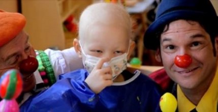 Projekt "Löwenherz" singt mit Kind auf Krebsstation