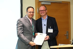 Dr. Amr Gaber bei der Preisverleihung durch den Kongresspräsidenten