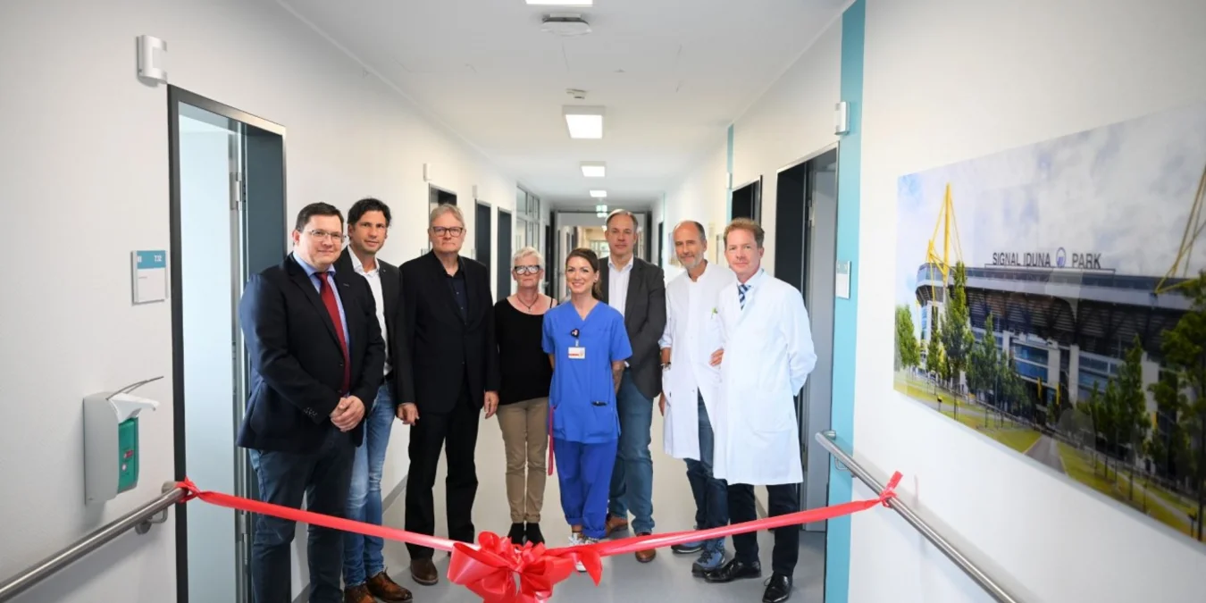 Bild zeigt Michael Jost, Kaufmännischer Direktor, Prof. Dr. Marcus-Alexander Wörns, Direktor der Klinik für Gastroenterologie, Hämatologie, Internistische Onkologie und Endokrinologie, Dr. Volker Rethwisch, Facharzt für Innere Medizin, Hämatologie/internistische Onkologie, Elke Landsiedel-Rebbe, Administrative Leitung des Westfälisches Krebszentrums, Karenina Lissner, Stationsleiterin, Georg Schneider, Pflegedirektor, Priv.-Doz. Dr. Bernhard Schaaf, Direktor der Klinik für Pneumologie, Infektiologie und Intensivmedizin, Prof. Dr. Richard Ellerkmann, Direktor der Klinik für Anästhesiologie, operative Intensivmedizin, Schmerz- und Palliativmedizin