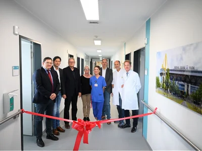 Bild zeigt Michael Jost, Kaufmännischer Direktor, Prof. Dr. Marcus-Alexander Wörns, Direktor der Klinik für Gastroenterologie, Hämatologie, Internistische Onkologie und Endokrinologie, Dr. Volker Rethwisch, Facharzt für Innere Medizin, Hämatologie/internistische Onkologie, Elke Landsiedel-Rebbe, Administrative Leitung des Westfälisches Krebszentrums, Karenina Lissner, Stationsleiterin, Georg Schneider, Pflegedirektor, Priv.-Doz. Dr. Bernhard Schaaf, Direktor der Klinik für Pneumologie, Infektiologie und Intensivmedizin, Prof. Dr. Richard Ellerkmann, Direktor der Klinik für Anästhesiologie, operative Intensivmedizin, Schmerz- und Palliativmedizin