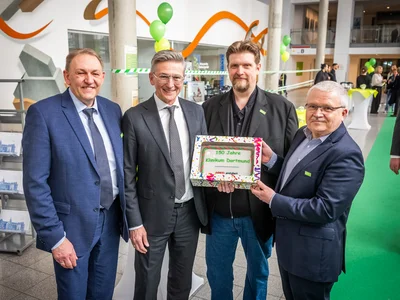 DSW21-Vorstandsvorsitzender Jörg Jacoby (2.v.l.) überraschte die Klinikum-Geschäftsführung Peter Hutmacher, Michael Kötzing und Prof. Dr. Dr. Stefan Haßfeld