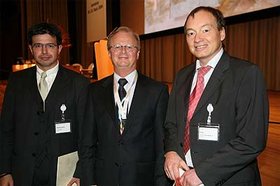 Dr. Papadoukakis, Prof. Höfner, Klinikdirektor Prof. Truß nach der Preisverleihung