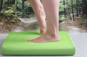 Bild zeigt eine Person bei der Gleichgewichtstherapie