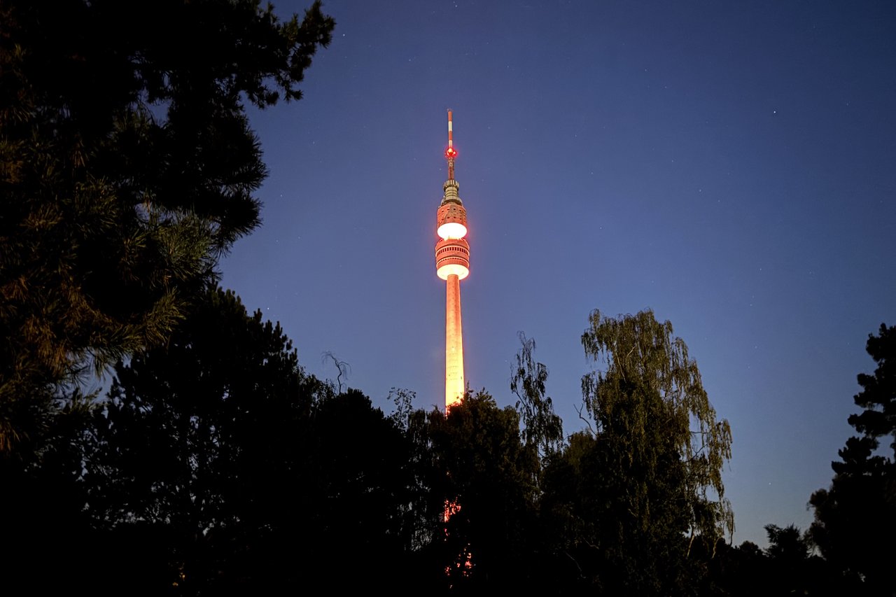 Pink leuchtenderf Florianturm im Westfalenpark
