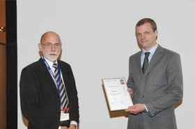 Tagungspräsident Prof. Hannappel und Dr. Kreutzer (rechts) bei der Preisverleihung