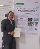 Dr. Amr Gaber vor dem Poster "Mini-PCNL: 5-jährige Erfahrung und Ergebnisse" 