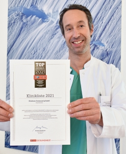 Bild zeigt Maximilian Schmeding mit Auszeichnung der Zeitschrift Focus (Klinikliste 2021)