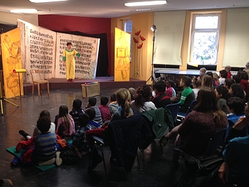 Mobiles Theater Theatrino begeistert Kinder mit Der Bücherwurm - ein Stück über das Lesen