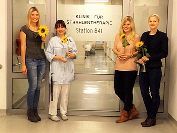Dortmunderinnen verteilen Sonnenblumen an schwerkranke Krebspatienten 