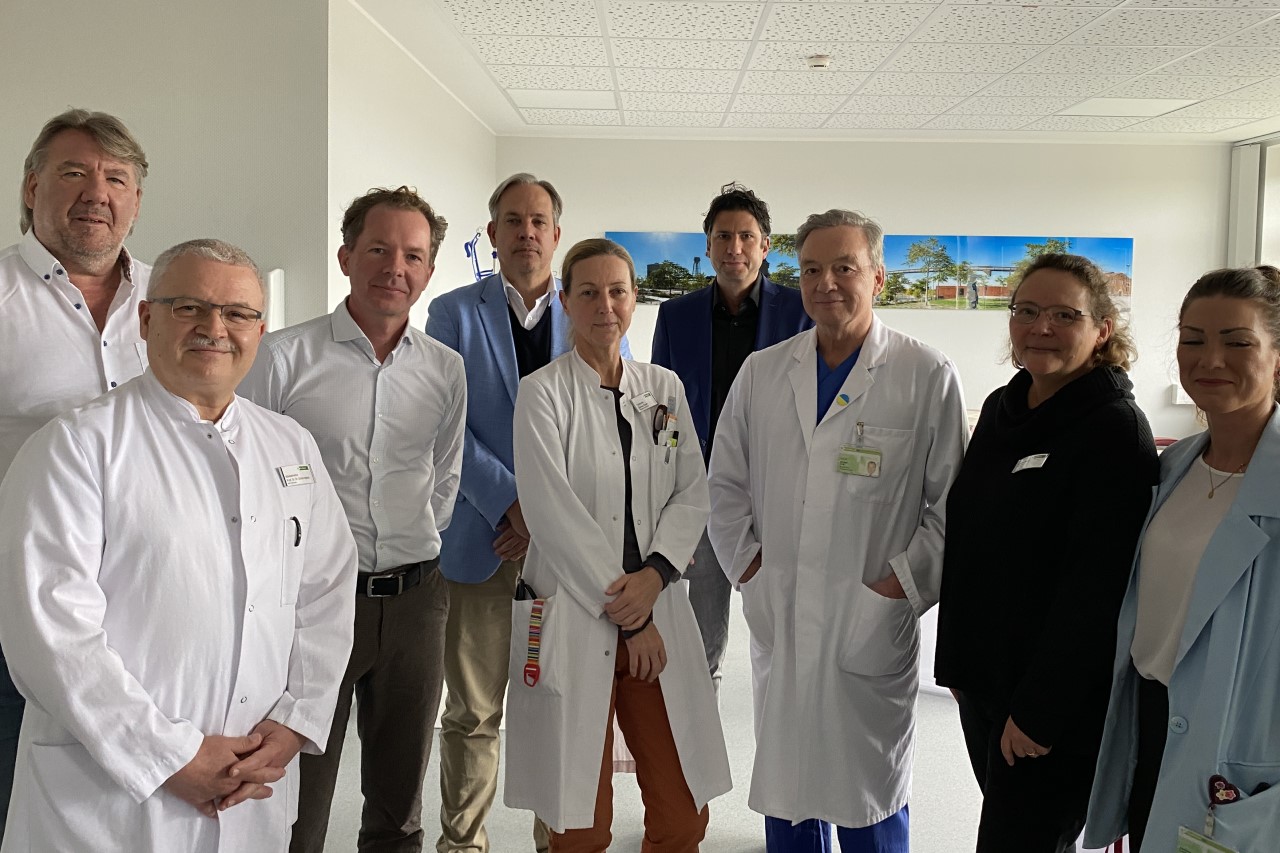 Mitarbeitende und Gäste feierten gemeinsam mit den leitenden Ärztinnen und Ärzten und Klinikum-Geschäftsführer Prof. Dr. Dr. Stefan Haßfeld die offizielle Eröffnung der neuen Onkologischen Ambulanz NI7 im Klinikzentrum Nord. 