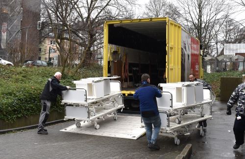 Klinikum Dortmund spendet 20 Betten für Patient:innen in der Ukraine: Bild zeigt Beladen des LKW