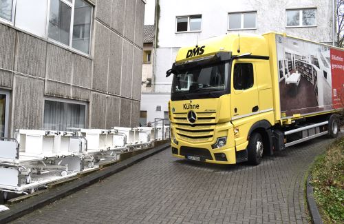 Klinikum Dortmund spendet 20 Betten für Patient:innen in der Ukraine: Bild zeigt LKW am Klinikum Dortmund