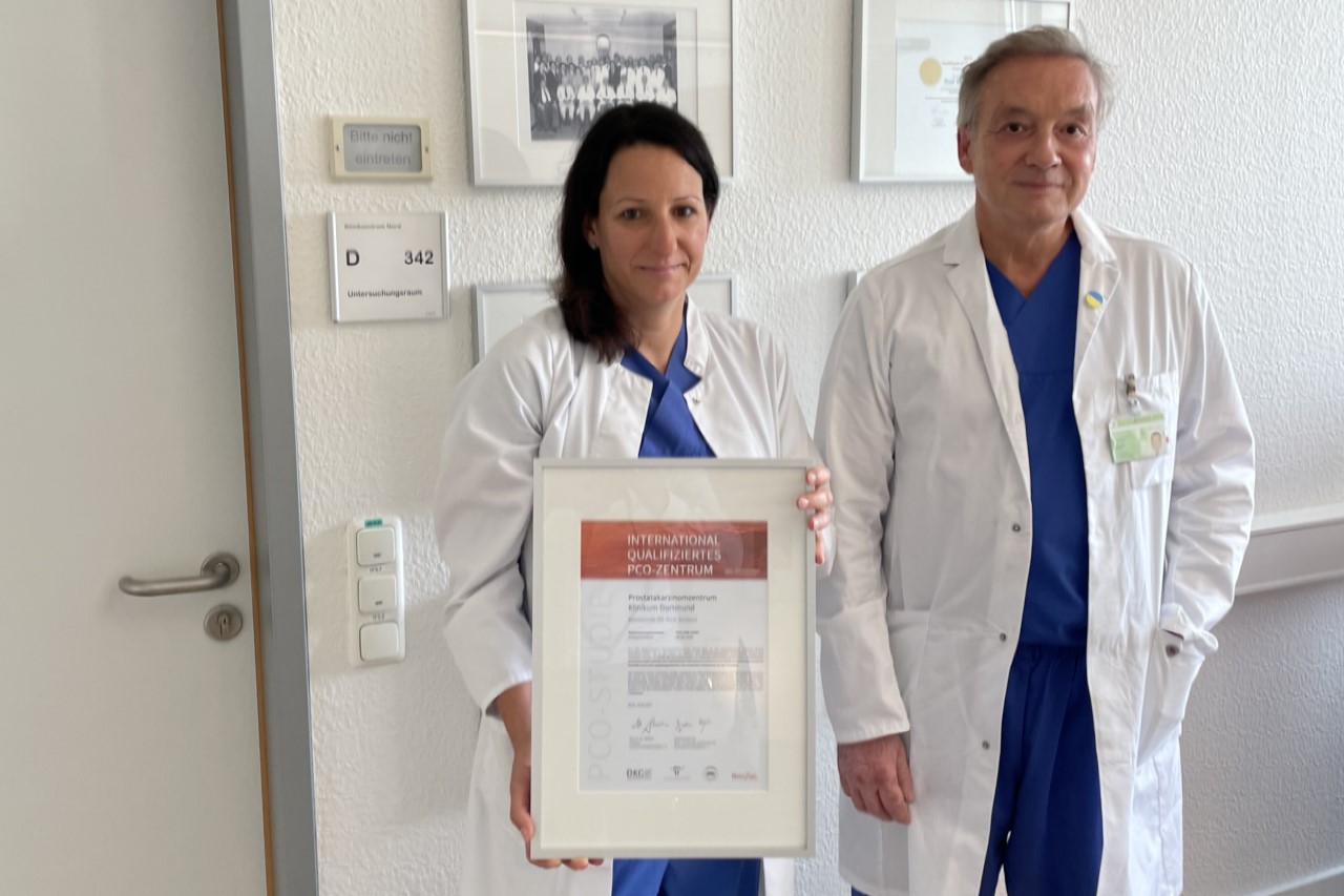 Bild zeigt Dr. med. Sarah Fladung, Fachärztin für Urologie und Prof. Dr. Michael Truß, Direktor der Klinik für Urologie mit der Auszeichnung „International qualifiziertes PCO-Zentrum“
