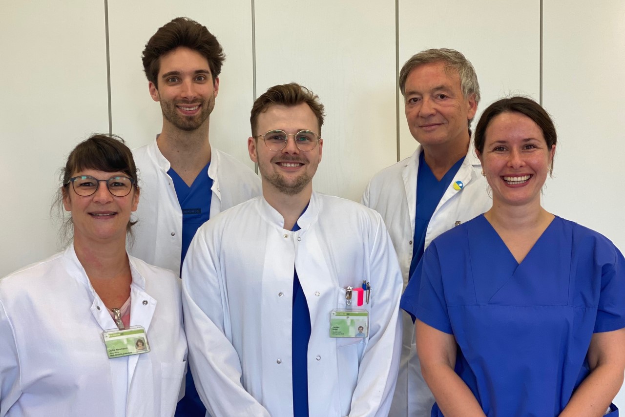 Bild zeigt Klinikdirektor Prof. Dr. Truß, Dr. Linda Busse, Carsten Schwarzer, Julia Frehse, Dr. Jakob Michaelis und Julia Neumann, die die Studie PRO-P im Prostatakarzinomzentrum betreuen.