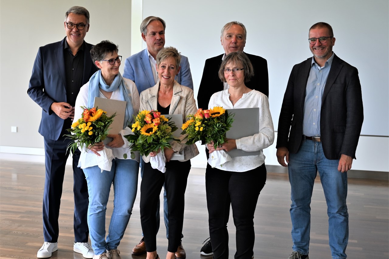 Bild zeigt drei Mitarbeiterinnen des Klinikums Dortmund, die mit dem Treuepreis 2022 geehrt wurden