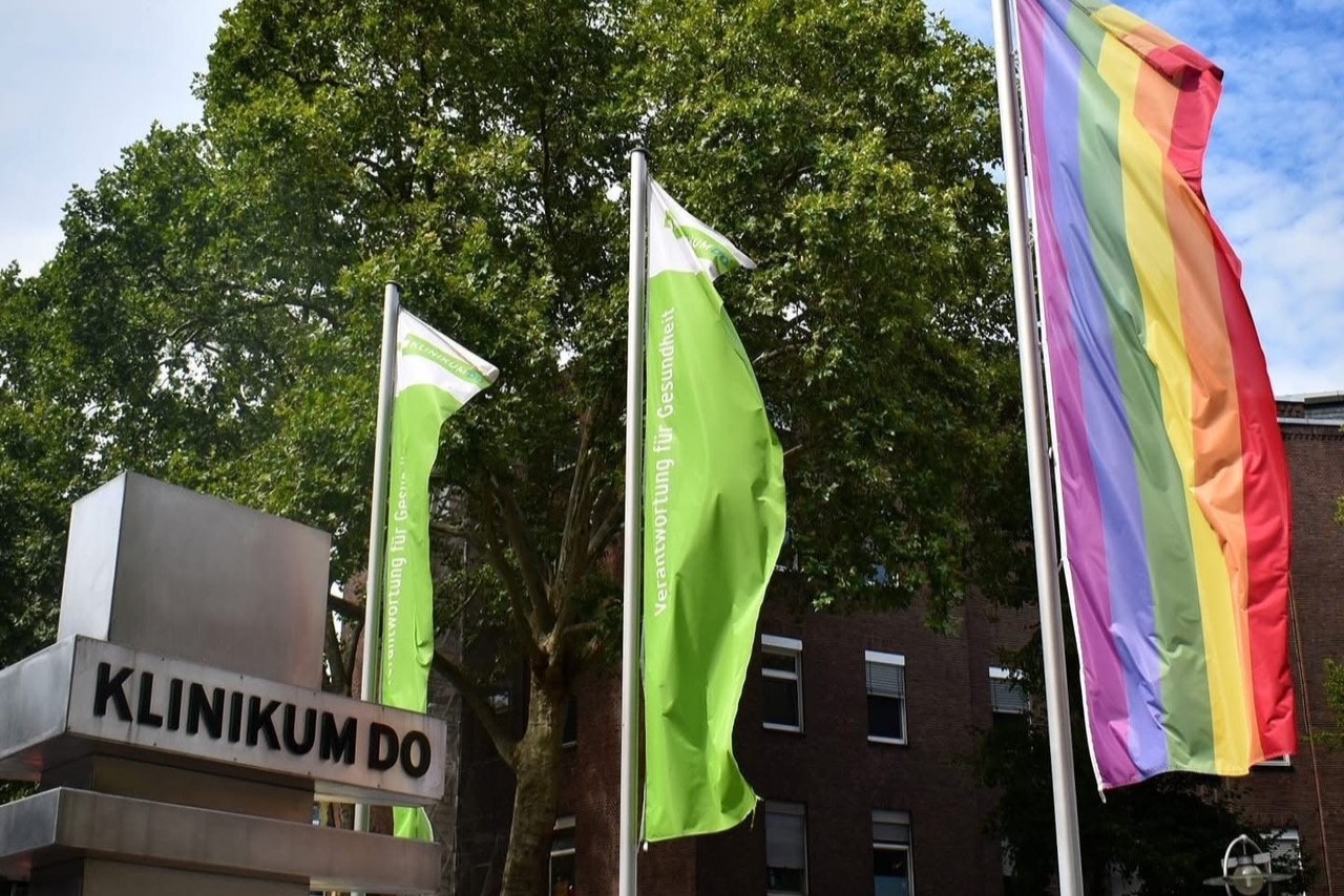 Fahnen vor dem Klinikzentrum Mitte
