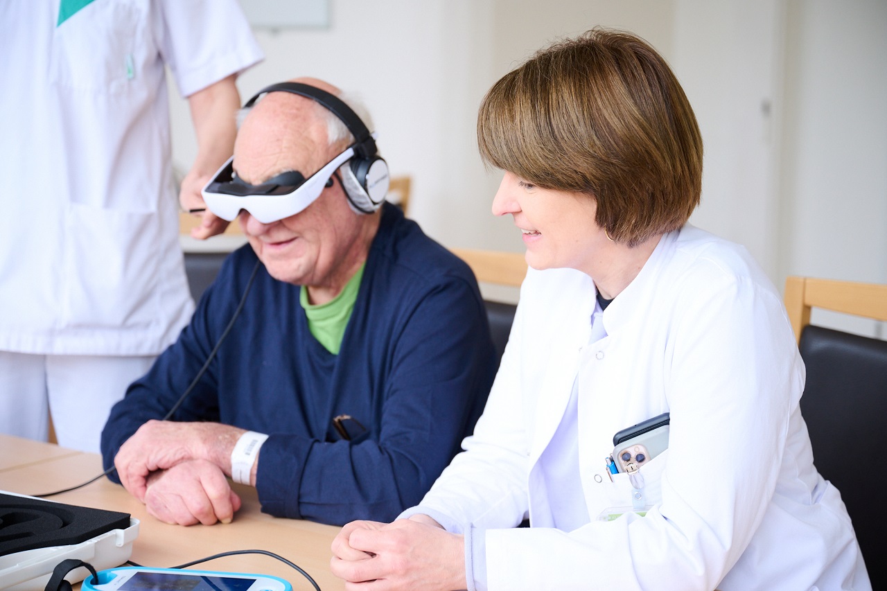 Annette Buchner testet VR-Brille 
