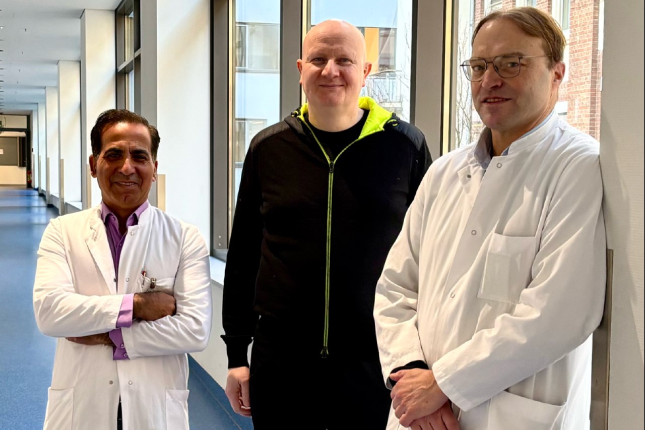 Prof. Dr. Alexander Albert, Klinikdirektor der Herzchirurgie, mit Patient Lars Fiore und Dr. Ahmad Abugameh, leitender Oberarzt der Herzchirurgie