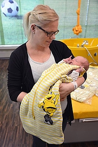 BVB-Stiftung: 1000 Schlafsäcke gegen plötzlichen Kindstod für Frauenklinik im Klinikum Dortmund