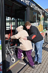 Üben vor öffeln: Senioren trainieren sicheren Bus-Einstieg mit Gehwagen