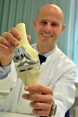 Erste Studie in Deutschland: Maß-Kniegelenk teilweise besser als Standardprothese