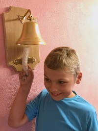 Tom (9) hat Leukämie besiegt & darf die neue Glocke auf Kinderkrebsstation läuten
