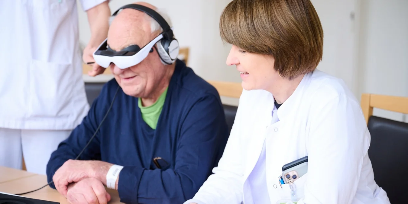Annette Buchner testet VR-Brille 