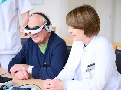 Annette Buchner testet VR-Brille 