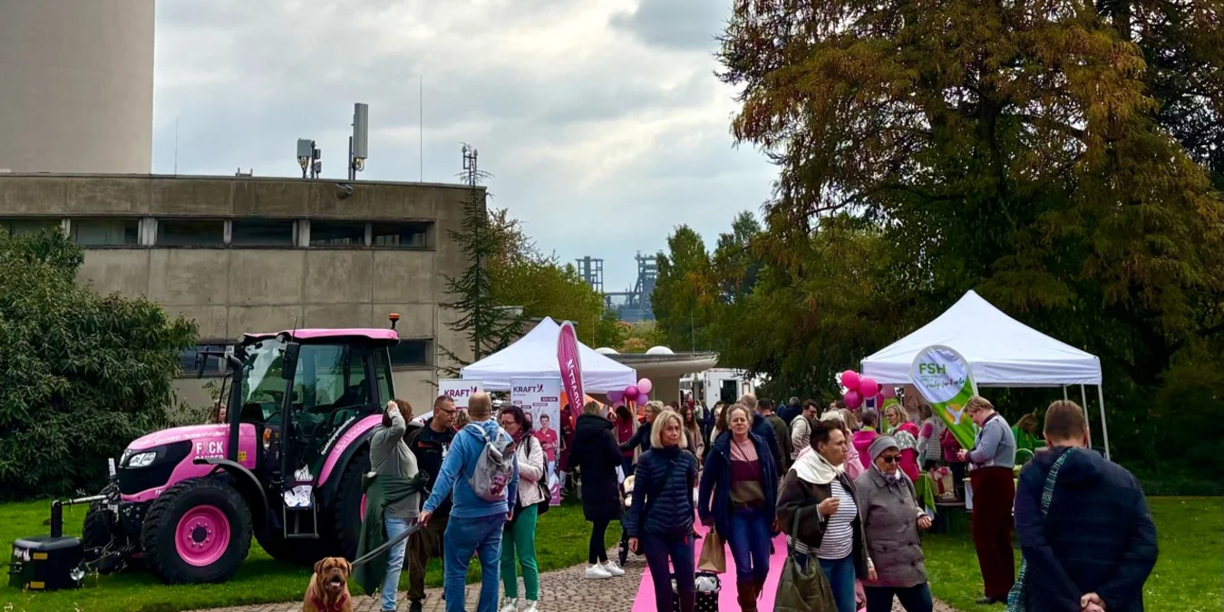 Stände zum Pinktober-Aktionstag vor dem Florianturm