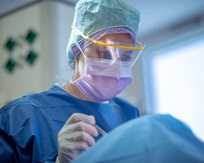 Priv.-Doz. Dr. med Laura Susok im OP