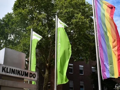 Fahnen vor dem Klinikzentrum Mitte