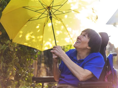 Eine Frau schützt sich mit einem Schirm vor Sonne und Hitze.