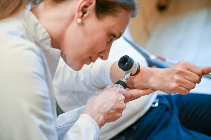 Untersuchung mit dem Dermatoskop