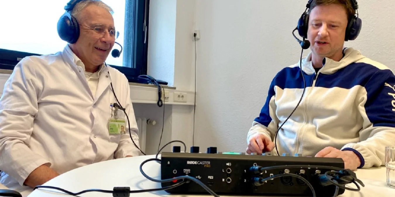 Podcaster Sascha Staat im Gespräch mit Dr. Markus Winkler, Direktor der Klinik für Gefäßchirurgie.