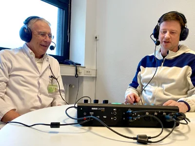 Podcaster Sascha Staat im Gespräch mit Dr. Markus Winkler, Direktor der Klinik für Gefäßchirurgie.