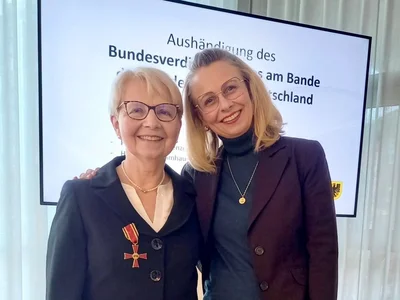 Barbara Menzebach (l.) und Christine Hard bei der Verleihung des Bundesverdienstkreuzes 